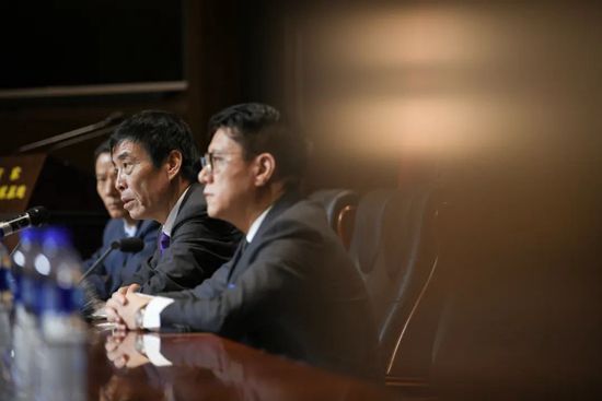 在日前做客播客节目“Spielmacher - der EM-Talk”时，德国足协主席诺伊恩多夫力挺纳格尔斯曼，并强调现在无需进行帅位的讨论。